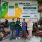 Vice President PT Pegadaian Area Lampung Lenny Fetresia Siregar menyerahkan paket daging kurban kepada warga saat kegiatan kurban Idul Adha 1447 Hijriah di Bandar Lampung, Rabu (28/5/2026).