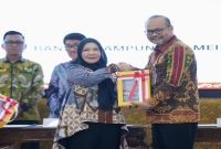 Wali Kota Bandar Lampung Eva Dwiana menerima Laporan Hasil Pemeriksaan atas LKPD Tahun Anggaran 2025 dari Kepala BPK RI Perwakilan Provinsi Lampung di Auditorium BPK Lampung, Jumat (29/5/2026). Foto: Humas Pemkot Bandar Lampung.