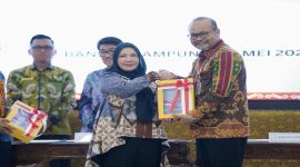 Wali Kota Bandar Lampung Eva Dwiana menerima Laporan Hasil Pemeriksaan atas LKPD Tahun Anggaran 2025 dari Kepala BPK RI Perwakilan Provinsi Lampung di Auditorium BPK Lampung, Jumat (29/5/2026). Foto: Humas Pemkot Bandar Lampung.