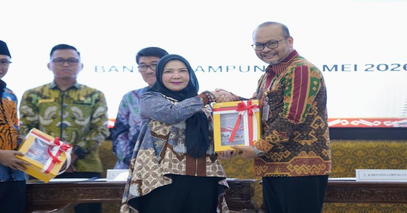 Wali Kota Bandar Lampung Eva Dwiana menerima Laporan Hasil Pemeriksaan atas LKPD Tahun Anggaran 2025 dari Kepala BPK RI Perwakilan Provinsi Lampung di Auditorium BPK Lampung, Jumat (29/5/2026). Foto: Humas Pemkot Bandar Lampung.