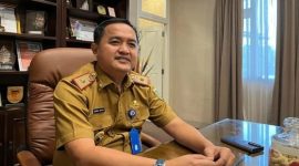 Thomas Amirico, Kepala Dinas Pendidikan dan Kebudayaan Provinsi Lampung, saat memberikan keterangan di ruang kerjanya.  