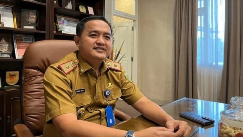 Thomas Amirico, Kepala Dinas Pendidikan dan Kebudayaan Provinsi Lampung, saat memberikan keterangan di ruang kerjanya.  