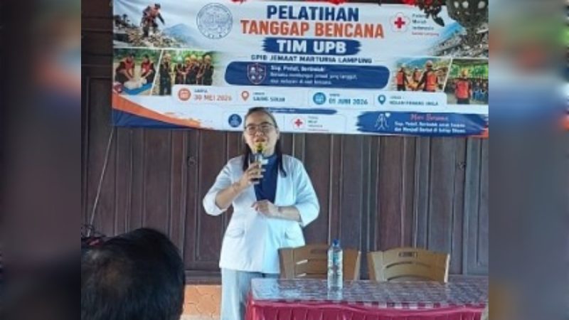 Pdt. Deasy Elizabeth Watimena Kalalo, Ketua Majelis Jemaat GPIB Marturia Lampung, saat membuka pelatihan tanggap bencana di Saung Sekar, Bandar Lampung, 30 Mei 2026.