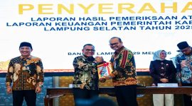 Kepala BPK Perwakilan Provinsi Lampung Nugroho Heru Wibowo menyerahkan Laporan Hasil Pemeriksaan atas LKPD Tahun 2025 kepada Wakil Bupati Lampung Selatan M. Syaiful Anwar, disaksikan Wakil Ketua II DPRD A. Benny Raharjo, di Auditorium BPK Lampung, 29 Mei 2026. Lampung Selatan kembali raih opini WTP. Foto: Humas DPRD Lamsel