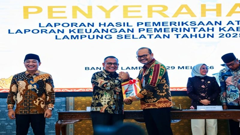 Kepala BPK Perwakilan Provinsi Lampung Nugroho Heru Wibowo menyerahkan Laporan Hasil Pemeriksaan atas LKPD Tahun 2025 kepada Wakil Bupati Lampung Selatan M. Syaiful Anwar, disaksikan Wakil Ketua II DPRD A. Benny Raharjo, di Auditorium BPK Lampung, 29 Mei 2026. Lampung Selatan kembali raih opini WTP. Foto: Humas DPRD Lamsel