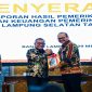 Kepala BPK Perwakilan Provinsi Lampung Nugroho Heru Wibowo menyerahkan Laporan Hasil Pemeriksaan atas LKPD Tahun 2025 kepada Wakil Bupati Lampung Selatan M. Syaiful Anwar, disaksikan Wakil Ketua II DPRD A. Benny Raharjo, di Auditorium BPK Lampung, 29 Mei 2026. Lampung Selatan kembali raih opini WTP. Foto: Humas DPRD Lamsel