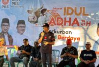 Ketua DPW PKS Lampung Ade Utami Ibnu memberikan sambutan saat acara qurban serentak Idul Adha 1447 H di Kantor DPW PKS Lampung, Sabtu 30 Mei 2026.