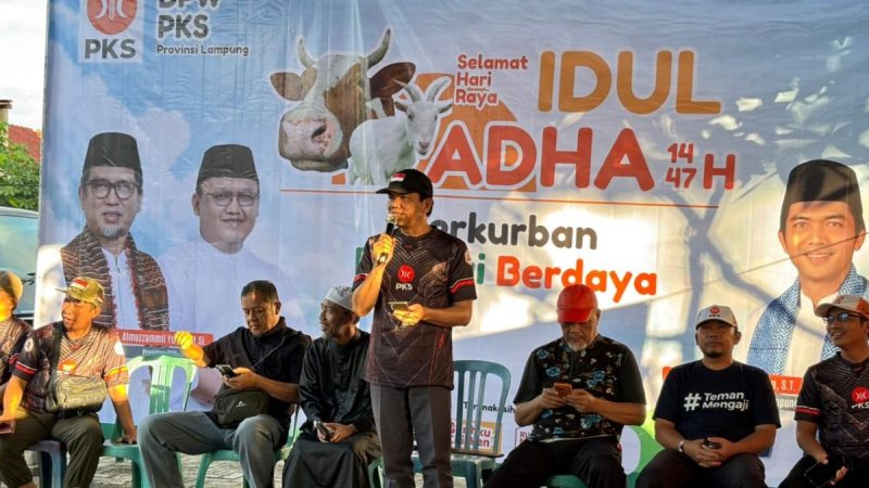 Ketua DPW PKS Lampung Ade Utami Ibnu memberikan sambutan saat acara qurban serentak Idul Adha 1447 H di Kantor DPW PKS Lampung, Sabtu 30 Mei 2026.
