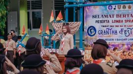 Wakil Gubernur Lampung Jihan Nurlela memberi hormat saat membuka Grantha Fest 41, lomba pramuka tingkat SMA/SMK/MA se-Lampung di SMAN 1 Bandar Lampung, Kamis 4 Juni 2026