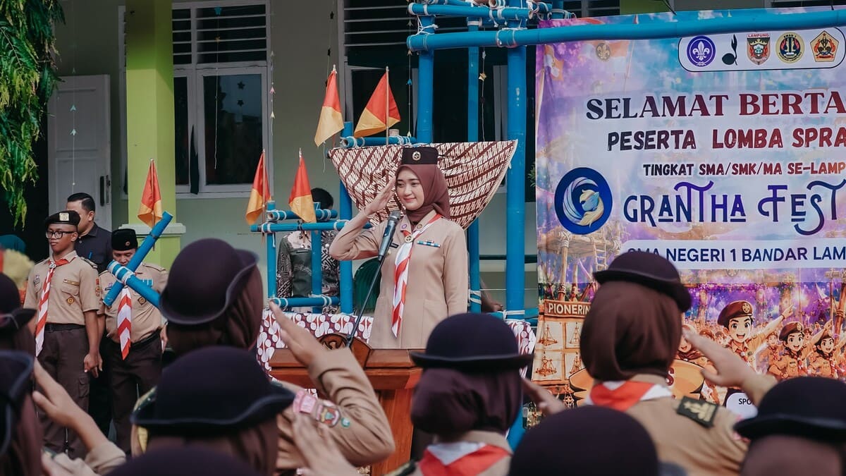 Wakil Gubernur Lampung Jihan Nurlela memberi hormat saat membuka Grantha Fest 41, lomba pramuka tingkat SMA/SMK/MA se-Lampung di SMAN 1 Bandar Lampung, Kamis 4 Juni 2026