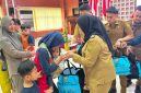 Wali Kota Bandar Lampung Eva Dwiana menyerahkan bantuan telur gratis kepada keluarga penerima manfaat di Aula Semergou, Selasa (9/6/2026). Sebanyak 1.080 keluarga dapat 2 butir telur per hari selama 3 bulan. Foto: PROYEKSI.ID