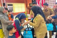 Wali Kota Bandar Lampung Eva Dwiana menyerahkan bantuan telur gratis kepada keluarga penerima manfaat di Aula Semergou, Selasa (9/6/2026). Sebanyak 1.080 keluarga dapat 2 butir telur per hari selama 3 bulan. Foto: PROYEKSI.ID