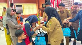 Wali Kota Bandar Lampung Eva Dwiana menyerahkan bantuan telur gratis kepada keluarga penerima manfaat di Aula Semergou, Selasa (9/6/2026). Sebanyak 1.080 keluarga dapat 2 butir telur per hari selama 3 bulan. Foto: PROYEKSI.ID