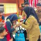 Wali Kota Bandar Lampung Eva Dwiana menyerahkan bantuan telur gratis kepada keluarga penerima manfaat di Aula Semergou, Selasa (9/6/2026). Sebanyak 1.080 keluarga dapat 2 butir telur per hari selama 3 bulan. Foto: PROYEKSI.ID