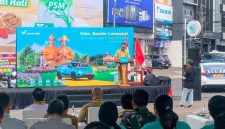 Managing Director Green SM Indonesia, Deni Tjia, saat meluncurkan layanan taksi listrik VinFast di Bandar Lampung, Senin 9 Juni 2026. Promo gratis 100% hingga Rp50 ribu berlaku 3 hari pertama. Foto: PROYEKSI.ID