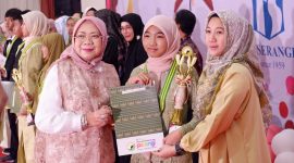 guru SDI Pelangi menyerahkan penghargaan kepada lulusan terbaik pada Wisuda Angkatan V di Gedung Bagas Raya, Bandar Lampung, Rabu 10/6/2026. Foto: Proyeksi.id/Dokumentasi SDI Pelangi