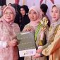 guru SDI Pelangi menyerahkan penghargaan kepada lulusan terbaik pada Wisuda Angkatan V di Gedung Bagas Raya, Bandar Lampung, Rabu 10/6/2026. Foto: Proyeksi.id/Dokumentasi SDI Pelangi