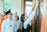 Petugas BPS Provinsi Lampung menempelkan stiker tanda rumah sudah didata Sensus Ekonomi 2026 di kediaman Gubernur Lampung Rahmat Mirzani Djausal, Jalan Nusa Indah, Bandarlampung, Senin 15/6/2026. Gubernur Mirza menjadi warga pertama yang didata dalam pendataan door-to-door Sensus Ekonomi 2026. [Foto: Adpim Pemprov Lampung]
