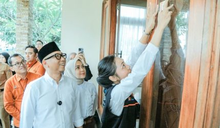 Petugas BPS tempel stiker Sensus Ekonomi 2026 di rumah Gubernur Lampung Rahmat Mirzani Djausal 15 Juni 2026