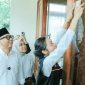 Petugas BPS Provinsi Lampung menempelkan stiker tanda rumah sudah didata Sensus Ekonomi 2026 di kediaman Gubernur Lampung Rahmat Mirzani Djausal, Jalan Nusa Indah, Bandarlampung, Senin 15/6/2026. Gubernur Mirza menjadi warga pertama yang didata dalam pendataan door-to-door Sensus Ekonomi 2026. [Foto: Adpim Pemprov Lampung]
