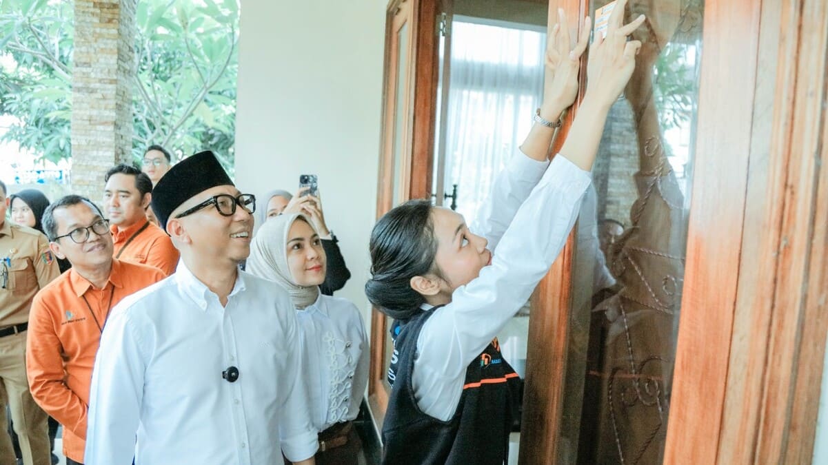 Petugas BPS Provinsi Lampung menempelkan stiker tanda rumah sudah didata Sensus Ekonomi 2026 di kediaman Gubernur Lampung Rahmat Mirzani Djausal, Jalan Nusa Indah, Bandarlampung, Senin 15/6/2026. Gubernur Mirza menjadi warga pertama yang didata dalam pendataan door-to-door Sensus Ekonomi 2026. [Foto: Adpim Pemprov Lampung]
