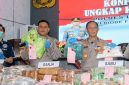 Kapolda Lampung Irjen Pol Helfi Assegaf bersama Kapolres Lampung Selatan AKBP Toni Kasmiri menunjukkan barang bukti narkotika jenis sabu, ganja, ekstasi, dan ketamine saat konferensi pers pengungkapan 17 kasus narkotika periode Februari-Juni 2026 di Mapolres Lampung Selatan, Kamis 18 Juni 2026.