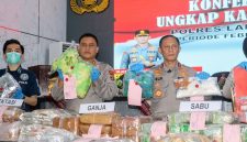 Kapolda Lampung Irjen Pol Helfi Assegaf bersama Kapolres Lampung Selatan AKBP Toni Kasmiri menunjukkan barang bukti narkotika jenis sabu, ganja, ekstasi, dan ketamine saat konferensi pers pengungkapan 17 kasus narkotika periode Februari-Juni 2026 di Mapolres Lampung Selatan, Kamis 18 Juni 2026.