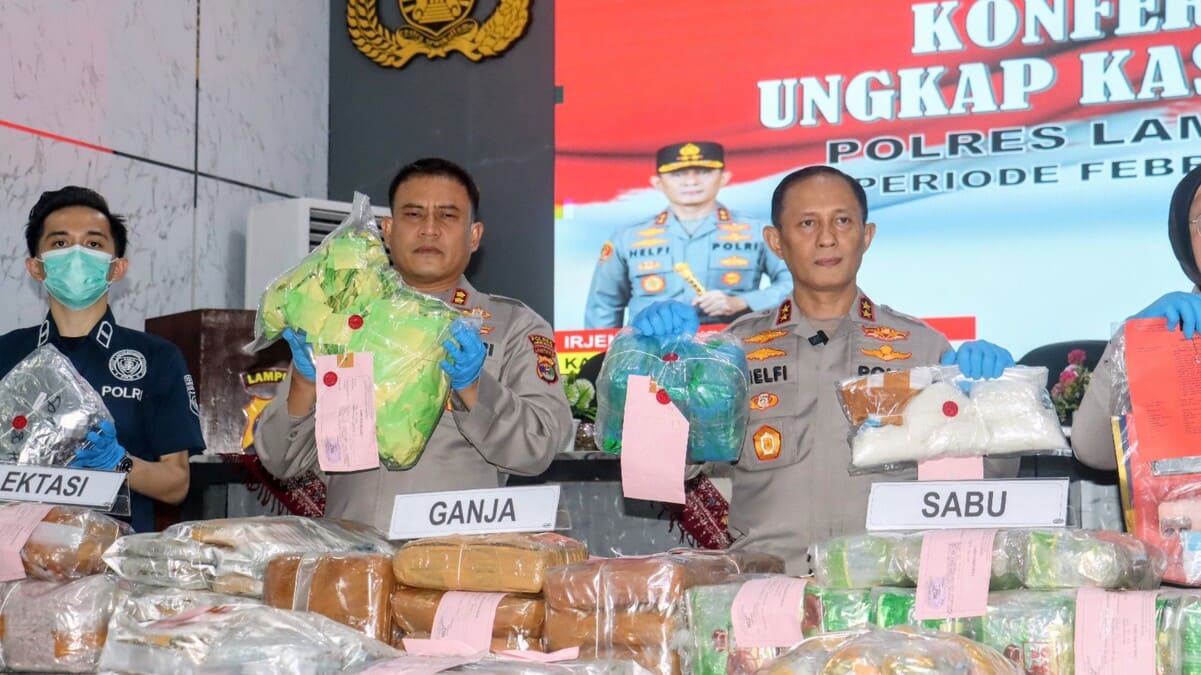 Kapolda Lampung Irjen Pol Helfi Assegaf bersama Kapolres Lampung Selatan AKBP Toni Kasmiri menunjukkan barang bukti narkotika jenis sabu, ganja, ekstasi, dan ketamine saat konferensi pers pengungkapan 17 kasus narkotika periode Februari-Juni 2026 di Mapolres Lampung Selatan, Kamis 18 Juni 2026.