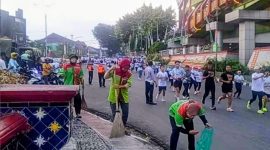 Petugas kebersihan Dinas Lingkungan Hidup DLH Kota Bandar Lampung membersihkan jalur BDL Color Run 2026 di tengah keramaian peserta, Minggu 21/6/2026. Sebanyak 154 petugas dikerahkan untuk menjaga kebersihan kota selama acara HUT ke-344 Bandar Lampung. PROYEKSI.ID