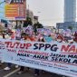 Massa Aliansi Masyarakat Lampung Dukung MBG AMAL MBG membawa spanduk "TUTUP SPPG NAKAL! YANG MENGKORUPSI JATAH MAKAN ANAK-ANAK SEKOLAH" saat aksi damai di Bandar Lampung, Senin 22/6/2026. Mereka menegaskan dukung program MBG dilanjutkan dan Presiden Prabowo, tapi desak koruptor MBG diproses hukum. FOTO : PROYEKSI.ID