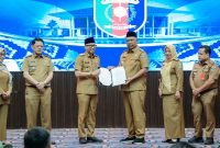 Gubernur Lampung Rahmat Mirzani Djausal menyerahkan SK Mendagri Nomor 100.2.1.3-970 Tahun 2026 kepada Wakil Bupati I Komang Koheri sebagai Pelaksana Tugas Bupati Lampung Tengah masa jabatan 2025-2030, di Balai Keratun Lt.3 Kantor Gubernur Lampung, Selasa 23/6/2026. Foto: Adpim Pemprov Lampung
