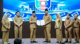 Gubernur Lampung Rahmat Mirzani Djausal menyerahkan SK Mendagri Nomor 100.2.1.3-970 Tahun 2026 kepada Wakil Bupati I Komang Koheri sebagai Pelaksana Tugas Bupati Lampung Tengah masa jabatan 2025-2030, di Balai Keratun Lt.3 Kantor Gubernur Lampung, Selasa 23/6/2026. Foto: Adpim Pemprov Lampung
