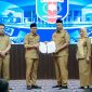 Gubernur Lampung Rahmat Mirzani Djausal menyerahkan SK Mendagri Nomor 100.2.1.3-970 Tahun 2026 kepada Wakil Bupati I Komang Koheri sebagai Pelaksana Tugas Bupati Lampung Tengah masa jabatan 2025-2030, di Balai Keratun Lt.3 Kantor Gubernur Lampung, Selasa 23/6/2026. Foto: Adpim Pemprov Lampung
