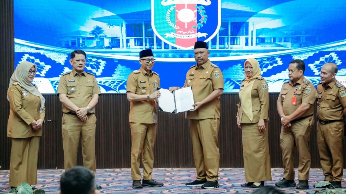 Gubernur Lampung Rahmat Mirzani Djausal menyerahkan SK Mendagri Nomor 100.2.1.3-970 Tahun 2026 kepada Wakil Bupati I Komang Koheri sebagai Pelaksana Tugas Bupati Lampung Tengah masa jabatan 2025-2030, di Balai Keratun Lt.3 Kantor Gubernur Lampung, Selasa 23/6/2026. Foto: Adpim Pemprov Lampung