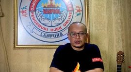  Miftahul Huda, Ketua Gabungan Admin Shelter Pengemudi Ojek Online Gaspool Lampung, saat diwawancarai di kantor Gaspool Lampung, Rabu 24/6/2026. Huda menyebut driver ojol Lampung terjebak "pengangguran tersamar" dengan pendapatan Rp30 ribu-Rp40 ribu sehari. Data 5 ribu-10 ribu driver aktif Lampung dimonopoli aplikator sehingga Pemda tak punya taji atur kuota kendaraan online.PROYEKSI.ID
