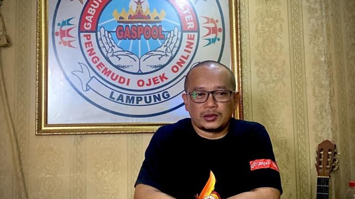 Miftahul Huda, Ketua Gabungan Admin Shelter Pengemudi Ojek Online Gaspool Lampung, saat diwawancarai di kantor Gaspool Lampung, Rabu 24/6/2026. Huda menyebut driver ojol Lampung terjebak "pengangguran tersamar" dengan pendapatan Rp30 ribu-Rp40 ribu sehari. Data 5 ribu-10 ribu driver aktif Lampung dimonopoli aplikator sehingga Pemda tak punya taji atur kuota kendaraan online.PROYEKSI.ID