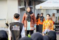 Wali Kota Bandar Lampung Eva Dwiana memberikan arahan saat apel Sensus Ekonomi 2026 di halaman Kantor Pemkot Bandar Lampung, Jumat 26/6/2026.