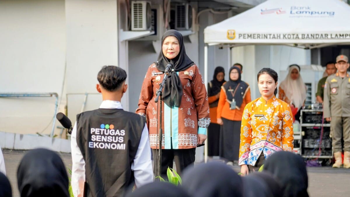Wali Kota Bandar Lampung Eva Dwiana memberikan arahan saat apel Sensus Ekonomi 2026 di halaman Kantor Pemkot Bandar Lampung, Jumat 26/6/2026.