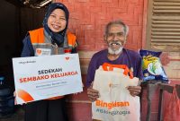 Relawan Rumah Zakat Serahkan Sedekah Sembako Keluarga ke Warga Keteguhan