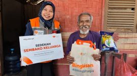 Relawan Rumah Zakat Serahkan Sedekah Sembako Keluarga ke Warga Keteguhan
