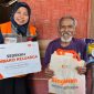 Relawan Rumah Zakat Serahkan Sedekah Sembako Keluarga ke Warga Keteguhan