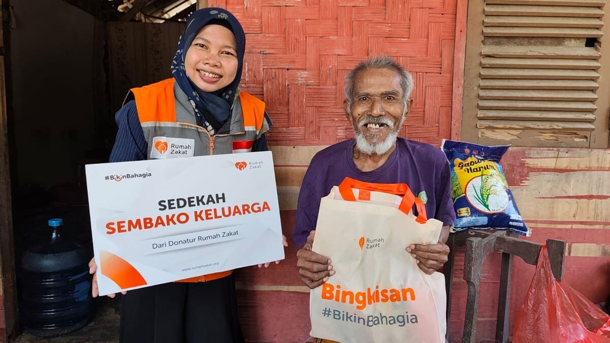 Relawan Rumah Zakat Serahkan Sedekah Sembako Keluarga ke Warga Keteguhan