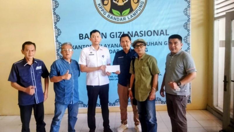 Tim Sekretariat Bersama Bidang MBG saat menyerahkan surat permintaan data jumlah SPPG dan penerima manfaat kelompok 3B ke KPPG Bandar Lampung, BGN. Permintaan data ini terkait transparansi program MBG di Lampung. Foto: Dok. Sekber MBG Lampung