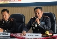 Kapolsek Palas IPTU Suyitno memberikan keterangan saat konferensi pers pengungkapan kasus narkoba jenis sabu di Aula Polres Lampung Selatan, Senin 1 Juni 2026. Di sebelahnya Kasat Resnarkoba Polres Lampung Selatan AKP Widodo Prasojo.