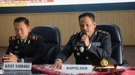 Kapolsek Palas IPTU Suyitno memberikan keterangan saat konferensi pers pengungkapan kasus narkoba jenis sabu di Aula Polres Lampung Selatan, Senin 1 Juni 2026. Di sebelahnya Kasat Resnarkoba Polres Lampung Selatan AKP Widodo Prasojo.
