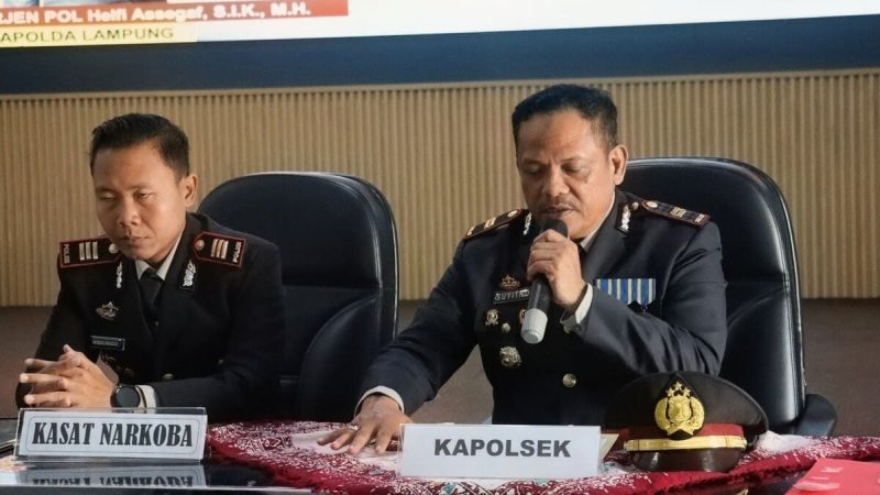 Kapolsek Palas IPTU Suyitno memberikan keterangan saat konferensi pers pengungkapan kasus narkoba jenis sabu di Aula Polres Lampung Selatan, Senin 1 Juni 2026. Di sebelahnya Kasat Resnarkoba Polres Lampung Selatan AKP Widodo Prasojo.