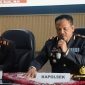 Kapolsek Palas IPTU Suyitno memberikan keterangan saat konferensi pers pengungkapan kasus narkoba jenis sabu di Aula Polres Lampung Selatan, Senin 1 Juni 2026. Di sebelahnya Kasat Resnarkoba Polres Lampung Selatan AKP Widodo Prasojo.