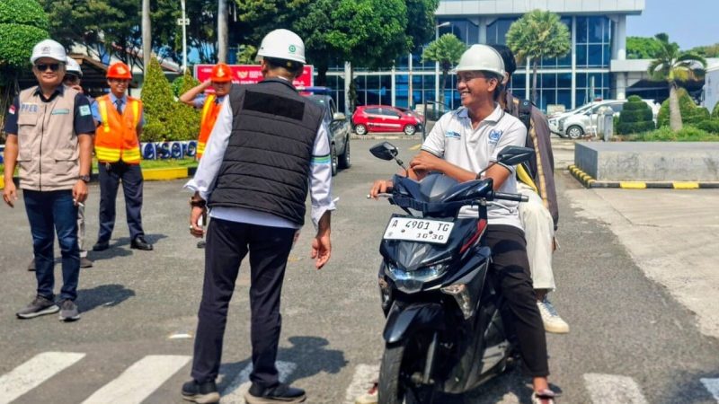 General Manager ASDP Bakauheni Partogi Tamba berdialog dengan pengguna jasa sepeda motor saat peninjauan penerapan sterilisasi pelabuhan di Pelabuhan Bakauheni, Lampung Selatan, Minggu 1 Juni 2026.
