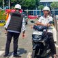 General Manager ASDP Bakauheni Partogi Tamba berdialog dengan pengguna jasa sepeda motor saat peninjauan penerapan sterilisasi pelabuhan di Pelabuhan Bakauheni, Lampung Selatan, Minggu 1 Juni 2026.