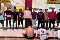 Dua pelaku curanmor spesialis hotel JD (18) dan RA (25) diamankan Tim Gabungan Polresta Bandar Lampung di Mapolresta, Senin 1 Juni 2026. Keduanya beraksi 10 kali di hotel, penginapan dan kost dengan modus kunci T dan mobil. Foto: Humas Polresta Bandar Lampung
